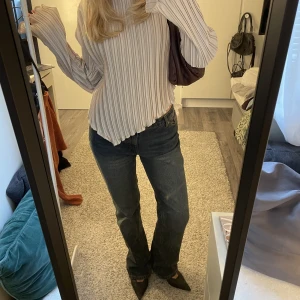 Ribbad festtopp - Jättefin ribbad beige/rosé Festtopp. Öppen i ryggen med knyten. Använd fåtal ggr. Bara skicka om ni har frågor, vill ha fler bilder, diskutera pris eller liknande🥰🥰