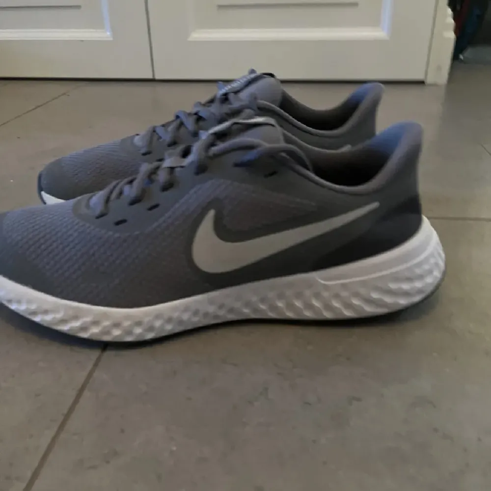 Säljer mina Nike revolution springskor i färgen grå/vit. Skorna är i storlek EU 39/ UK 6. Sparsamt använda inomhus. Tveka inte med frågor!. Skor.