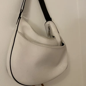 Lacoste väaka - Säljer denna då den ej kommer till användning men den är super cool. Köparen står för frakt 📦 