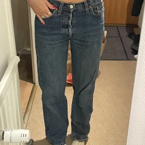 Mörkblå jeans  - Skitsnygga jeans som på mig sitter lite oversize, riktigt bra kvalitet måste jag säga! W-31, L-32  721:or