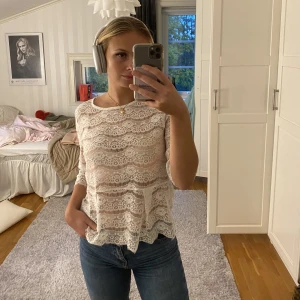 Blus  - En vit genomskinlig blus, super fin till sommaren