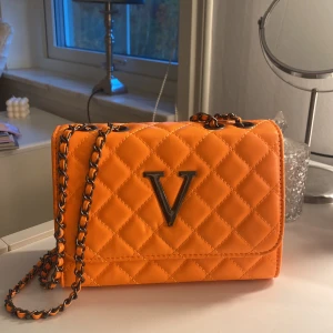 Väska - En orange väska