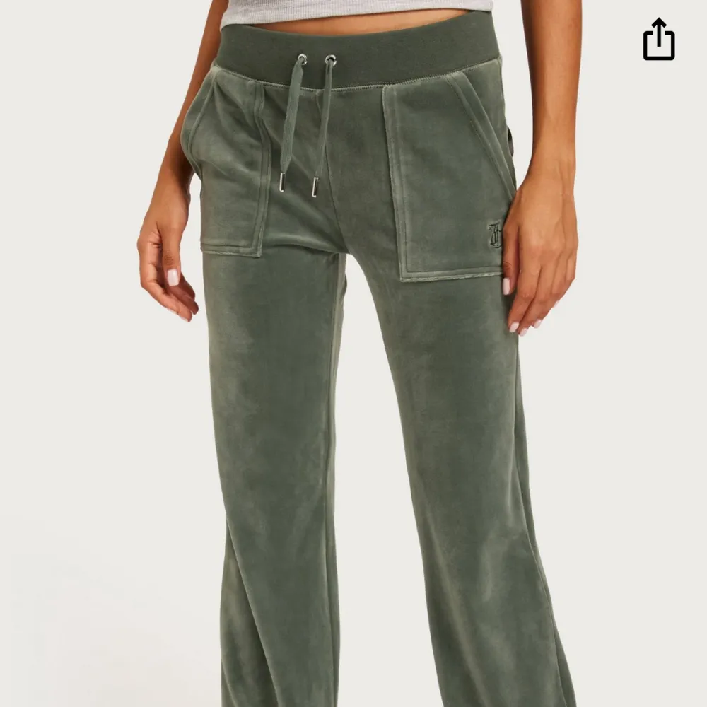 Helt nya superfina och populära juicy couture byxor, modellen ”Del Ray pocket pants” i storlek S. Säljes då de ej satt så bra på mig som jag önskat. Färgen heter ”Thyme”, svårt att få fram färgen på bild så se sista bilden! Lappen kvar, nypris 1199kr . Jeans & Byxor.