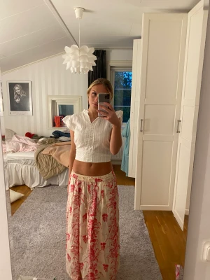 Långkjol - Jätte vacker och somrig långkjol från Zara. Använd endast två gånger. Köpt för 400kr 