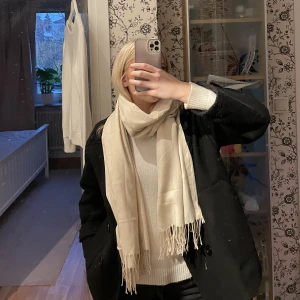 Halsduk - Jätte skön halsduk från H&M, perfekt för hösten/vintern. 
