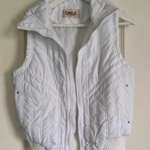 Super Snygg Väst från ONLY - Perfekt Nu Till hösten och vintern med en varm go tröja under 