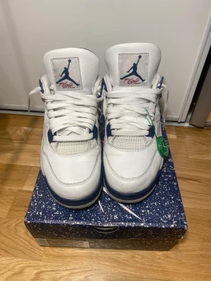 Jordan 4 Midnight Navy - Säljer mina Jordan 4 Midnight Navy då jag inte använder de längre. Väldigt bra skick då de bara har använts 1 vecka. Köpt från StockX. Oroginal Box följer med. Kvittot har jag inte.