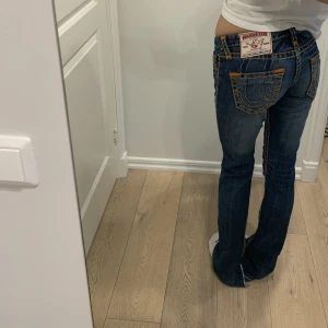 True religion jeans - Säljer mina true religion ”Johnny Super T” jeans i bra skick. Passar mig som brukar ha strl 26 och är 170😊 Jag har fler bilder💕 OBS jag har klippt en slits nedtill!! Dragkedja är separerad men den går att stänga, alternativt kan man laga det hos skomakare