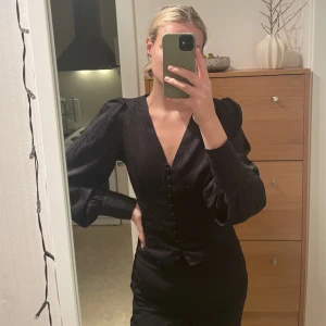 Blus med knappar - Så fin blus med knappar fram till och vid ärmarna! Blusen är i siden likande tyg och anpassad efter ”tall” så jättebra längd i armarna 🌟