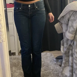 Levis jeans  - Skitsnygga levis jeans som är köpta secondhand och säljer eftersom de aldrig kommit till användning. Det står att de är 27/34 men skulle säga att de passar mig bra som är en xs/s vanligtvis i jeans, är också 1,65 och de sitter bra på mig i längden.💗