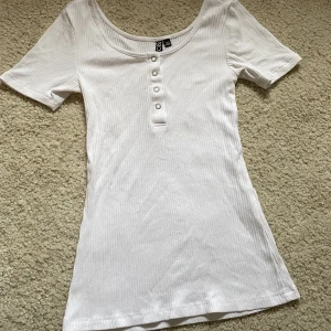T-shirt - T-shirt med knappar framtill 💕 storlek XS, passar också S 💕