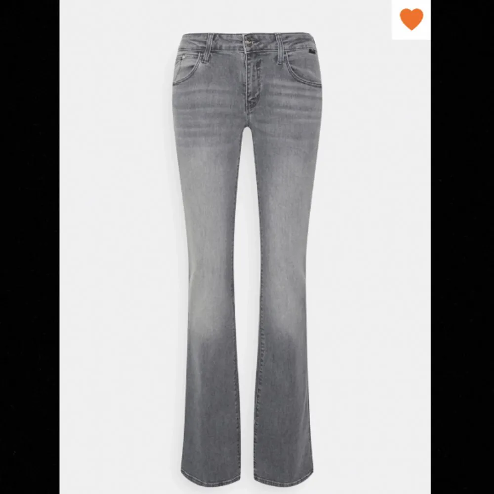 Ljusgråa assnygga lowwaist bootcut jeans från Mavi. Köpte för ca 700kr på zalando men slutsålda. Som nya. Färgen ser annorlunda ut på mina bilder, hemsidans är korrekt. Innerbenslängd 78cm midja 79cm. Jeans & Byxor.