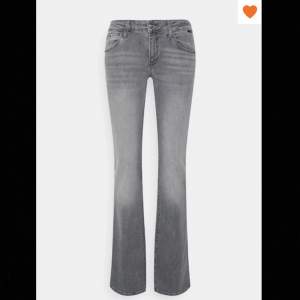 Ljusgråa assnygga lowwaist bootcut jeans från Mavi. Köpte för ca 700kr på zalando men slutsålda. Som nya. Färgen ser annorlunda ut på mina bilder, hemsidans är korrekt. Innerbenslängd 78cm midja 79cm