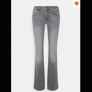 Ljusgråa assnygga lowwaist bootcut jeans från Mavi. Köpte för ca 700kr på zalando men slutsålda. Som nya. Färgen ser annorlunda ut på mina bilder, hemsidans är korrekt. Innerbenslängd 78cm midja 79cm