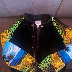 Versace & HM jacket size L Passar som M-L Mycket bra skick Inga flaws Pris 4500kr 