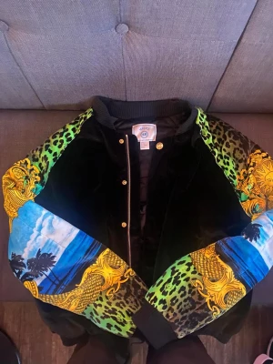 Versace & HM Jacket size L - Versace & HM jacket size L Passar som M-L Mycket bra skick Inga flaws Pris 4500kr 