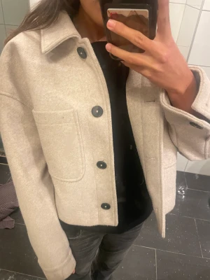 Kort kappa - Zara - Säljer denna superfina korta kappan från Zara! Knappt använd, jättebra skick! Helt slutsåld. Priset kan diskuteras vid snabb affär! 