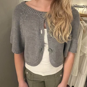 Grå stickad bolero🩶🩶 - Snygg stickad bolero i toppenskick! 