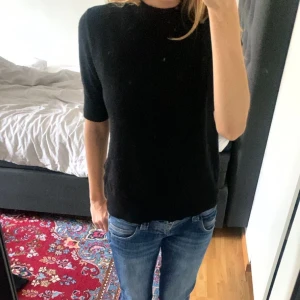 Stickad topp - Säljer denna snygga trekvartsärmad tröja💕