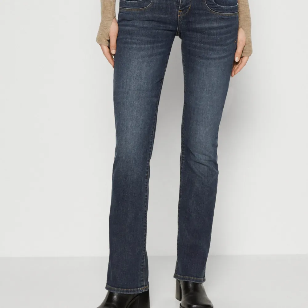 Slutsålda lågmidjade jeans från ltb. Säljer för att de inte passar i storleken. Skriv för egna bilder!❤️‍🔥❤️‍🔥 Nypris: 900kr. Jeans & Byxor.