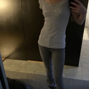 Unik topp bebe  - säljer nu min superfina unika Bebe topp som inte längre går att köpa. Den är ganska gamal men knappt använd alls, inga defekter och alla rhinestones sitter fast där dom ska, tröjan är väldigt stretchig, Nypris ungefär 500/600kr?? ❤️ 