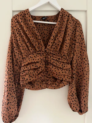 Blus från Gina <33 - Kopparbrun blus från Gina!!! Använd 2 gånger! Jättefin modell! ❤️❤️