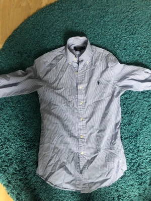 Ralph lauren skjorta - Riktigt fet Ralph lauren skjorta som inte kommer till användning Bra skick använd några gånger! 