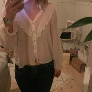 Blus från zara - Säljer min zara bild i storlek S inga synliga defekter 