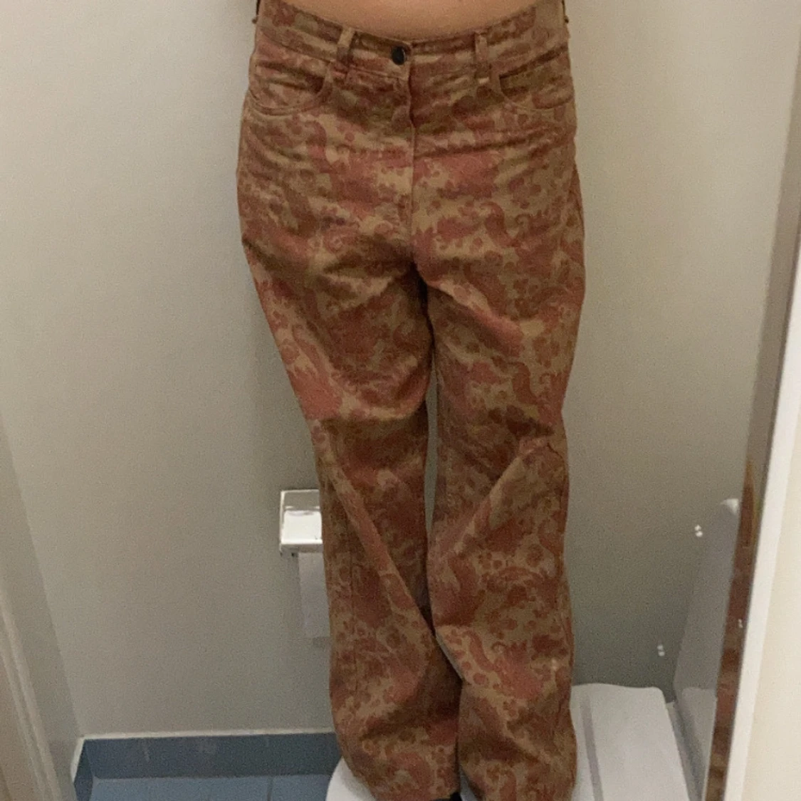 Beige och röda jeans 