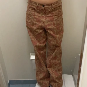 Beige och röda jeans  - Jeans från zara! Najs modell som sitter pösigt och på midjan⭐️