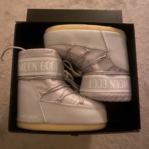 Moon Boots ljusgråa - Jättesöta moonboots som används en gång och aldrig mer efter, perfekta till vintern nu🩶 I skorna står storleken 36/38, passar mig som är skostorlek 36 bra tror de även passar större. Orginalpris 2000 kr