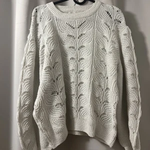 Stickad tröja från lager  - Stickad tröja från lager 157, storlek xs men stor i storleken. Endast använda fåtal gånger.