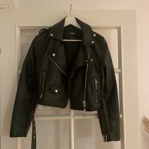 Skinnjacka - Jättefin skinnjacka, storlek M men skulle säga att den passar xs/s mer. 