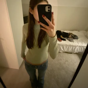 Grön långärmad tröja - Mintgrön långärmad tröja med lite halvpolo från Monki. Säljer pga har ej fått mycket användning av den. 