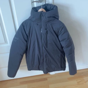 Sail Racing Jacka Helt ny - Hej nu säljer jag min nästintill oanvända sail racing jacka, använd 5 gånger. Tyvärr har den en liten skada på ärmen. Men den är bra lagad och det syns inte överhuvudtaget vid användning. Det ser helt vanligt ut ärligt talat. Nypris 5000kr, mitt pris 1350