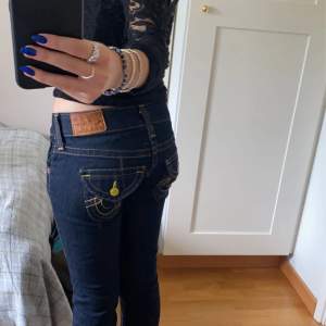 säljer mina true religion jeans med egenklippta slits nedtill då de inte kommer till användning. Kontakta mig om önskning av ”köp nu” funktionen så slår jag på den! Har ni några frågor så är det bara att skriva! 💗