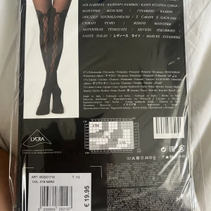 Svarta Tights - Helt oöppnade o aldrig oanvända svarta tights i storlek S/M. Köpta från calzedonia för ca 200kr. Säljer då de aldrig kommit till användning😁