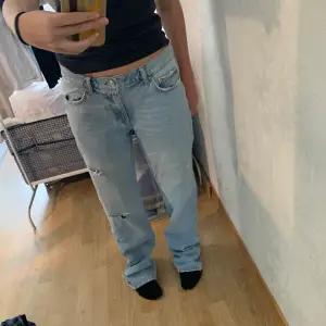 Mid waist jeans från Gina tricot som jag säljer för de är för långa på mig, knappt använda💕Skriv vid funderingar💕