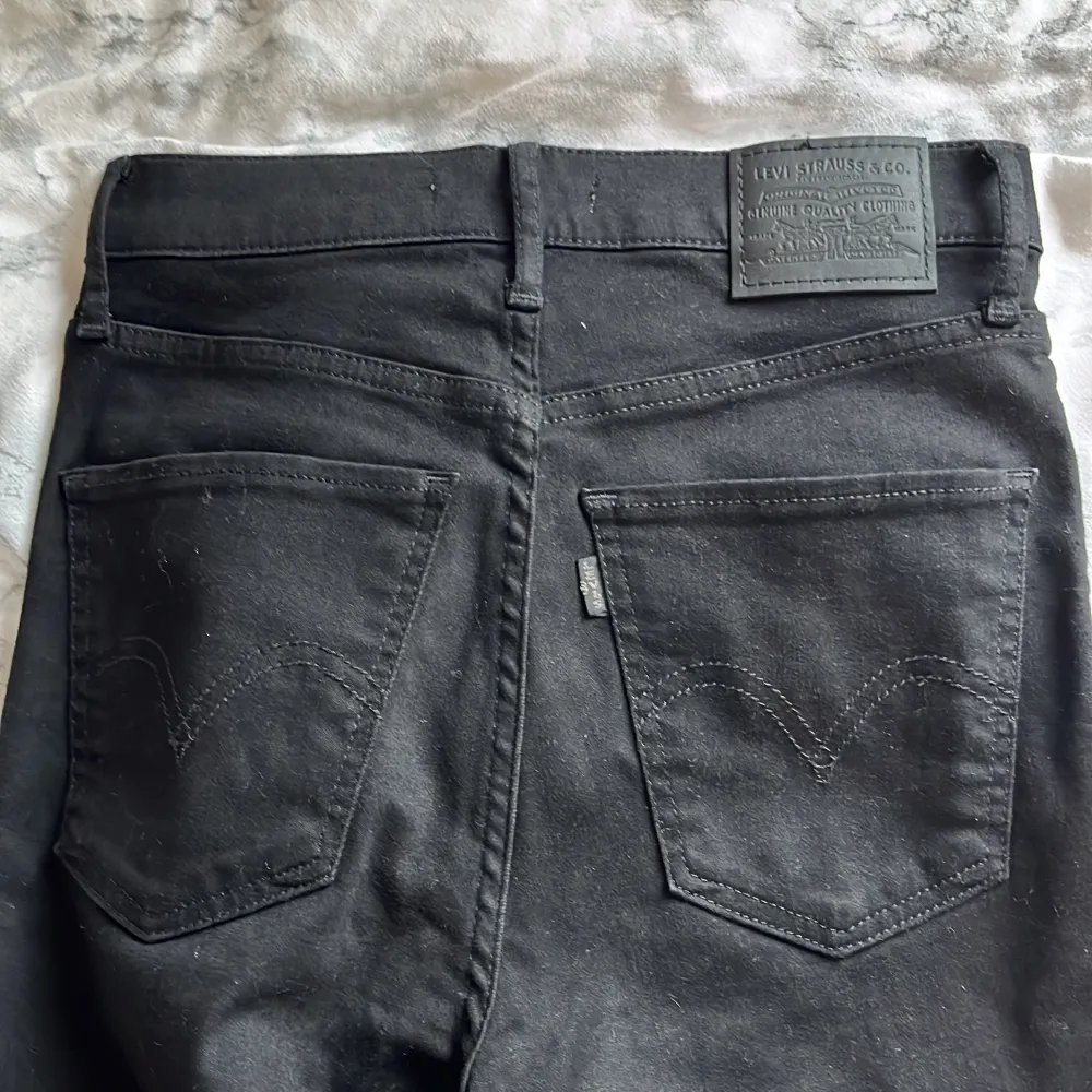 Ett var svarta skinny jeans från Levis🖤aldrig använda . Jeans & Byxor.