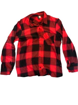 Röd och svart skjorta - Väldigt skön rutig skjorta från HM o väldigt bra kvalitet då den bara är använd ett par fåtal gånger! <3