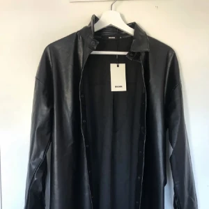 skinnliknande jacka - skinnliknande jacka i en lite längre modell ifrån bikbok, inga defekter💕 skriv mer för fler bilder eller vid frågor