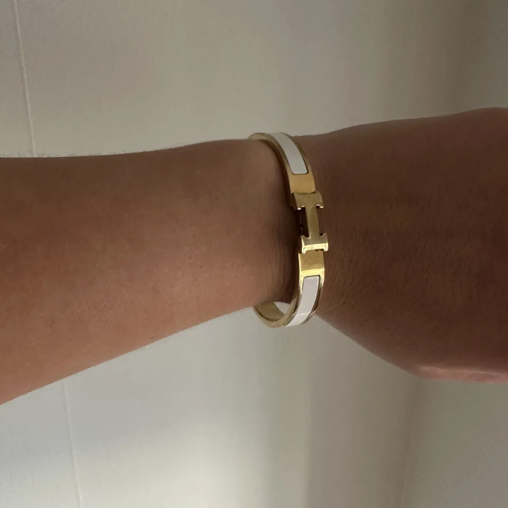 Hermes armband kopia men sjukt fin kvalitet. Kostade 1.000 kr nytt så det är en fin kopia och ser väldigt äkta ut. Vitt. . Accessoarer.