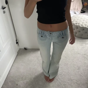 Jeans  - Ett par ljusblåa jeans köpta här på plick för 500, har ej använt❤️