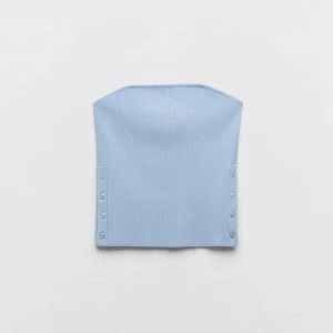 Zara topp - Hej säljer denna jätte snygga tub topp från Zara. Den har endast legat i min garderob och har prislappen kvar. Nypris 139 kr men säljer för 100 kr.