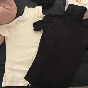 Bikbok topp i svart o vitt - Vit och svart topp från bikbok finns fler bilder och har ej använt dem sen ja köpte då jag tycker dem är för långa på mig, köptes för 249,50kr. Pris kan diskuteras  100 st eller 150 tillsammans 