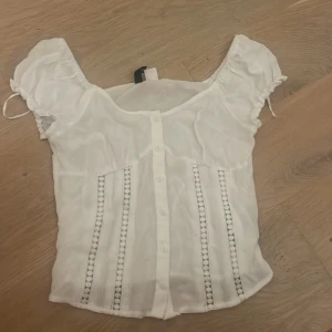 Blus - Vit blus/ t shirt från h&m