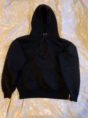 super fin svart hoodie från bikbok. inga defekter. Knappt använd