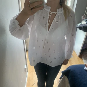 Blus - Vit långärmad blus från hm 