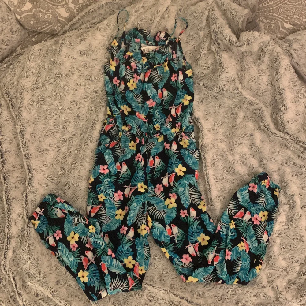 En jätte fin byxdress den har en lite riset mot på och lite volanger där uppe sen så har den även två fickor på sidan. Mekot.