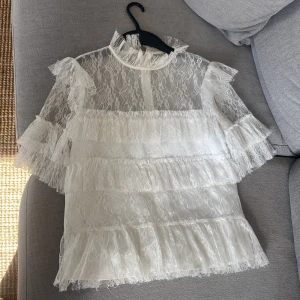 By malina blus - Jätte snygg by Malina blus som är i jätte bra skick och går inte att få tag pågrund av att den är slutsåld överallt. Storlek är xs men passar smal  även . Pris kan diskuteras men ordinarie pris är runt 2000kr .